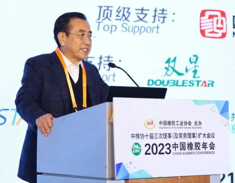 中國橡膠工業協會高級副會長、主席團企業執行主席國家橡膠與輪胎工程技術研究中心主任，賽輪集團股份有限公司黨委書記、名譽董事長袁仲雪做大會主旨發言。袁仲雪認為，在國際市場矛盾突出的復雜環境下，企業應在不確定環境下，做好確定的事情。對此，企業應抓好科技創新、生產工藝創新、智能化/無人化創新、節能環保創新、服務用戶創新、人才培養創新，以此推動自身高質量發展。