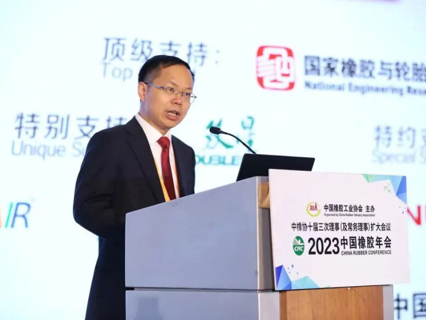 隨后，中國橡膠工業協會副會長兼秘書長雷昌純分享了2022年中國橡膠行業經濟運行情況及2023年形勢展望。2022年中國橡膠制品行業規上企業4037家，產業規模持續擴大，利潤率逐漸下滑。2022年橡膠行業出口交貨值繼續實現強勁增長，但增幅有所回落，出口率(值)創出新高，全年保持在高位運行。展望2023年，中橡協輪胎分會預測，輪胎銷售收入和盈利情況可能會有顯著提升，產業集中度也會進一步提高。