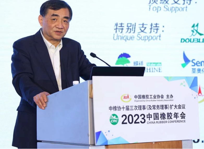 中策橡膠集團股份有限公司董事長、中國橡膠工業協會高級副會長沈金榮對2023年中國橡膠行業形勢進行了分析，并解讀了當前所面臨的難點熱點問題。他指出，中國制造業由于環保支出及生產成本的提升，以及天膠關稅問題遲遲沒有解決，正在喪失“中國制造”的優勢。他強調，中國產業鏈配套最完整，生態環境已經發生了重大變化，從業者們只能加倍努力，以正面變化沖消負面因素。