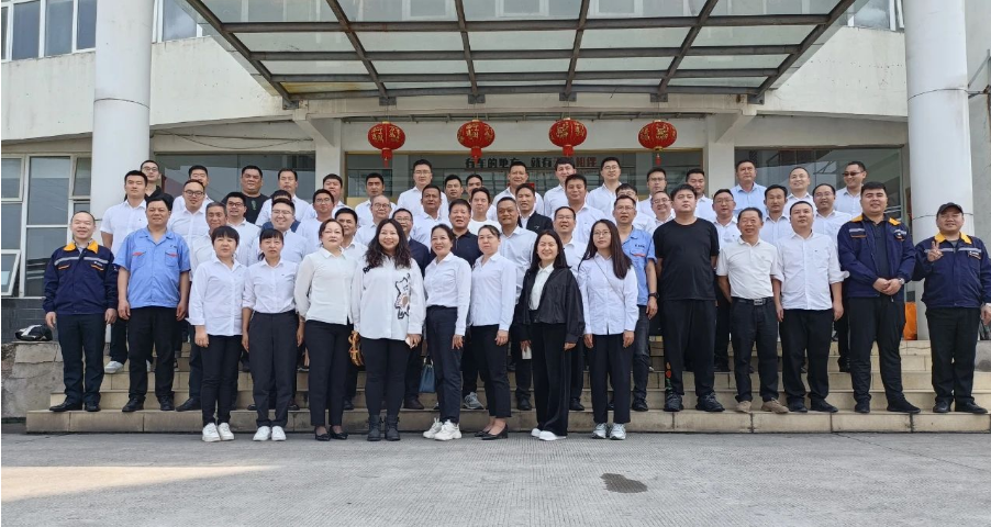 云膠集團(tuán)阮林光、白進(jìn)、張學(xué)明等領(lǐng)導(dǎo)一行47人赴新桂輪公司參觀交流。新桂輪董事長(zhǎng)王定杰帶領(lǐng)公司中高層熱情接待。