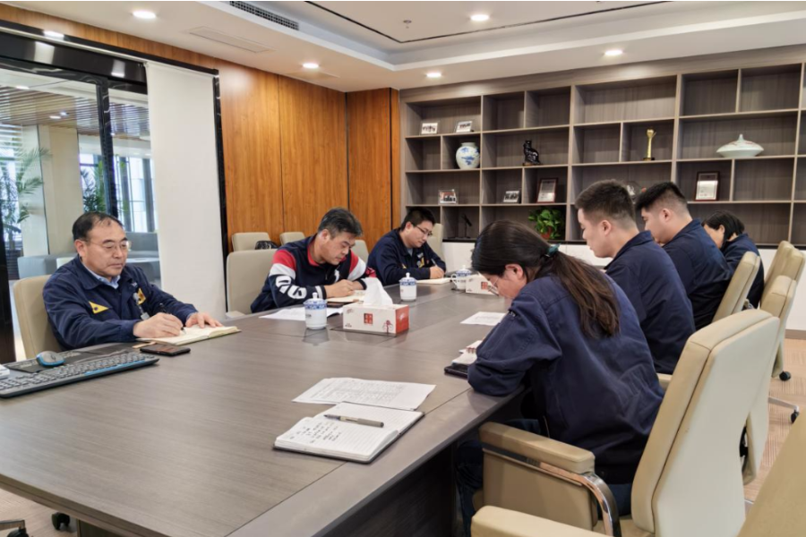 會上，王宏及各研發項目組長就青島黑貓近期的研發進度及新產品的推廣銷售情況展開匯報。魏明充分肯定了青島黑貓研發工作方面的努力，并對青島黑貓新產品表示支持，青島黑貓要充分發揮科技研發實力，為股份公司創造更大利潤價值，實現企業高質量發展新篇章。