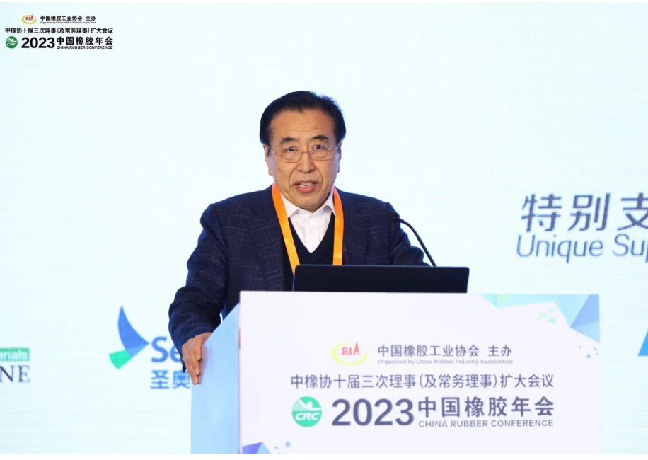 近日，中國橡膠工業協會十屆三次理事(及常務理事)擴大會議在山東青島隆重舉行。會上，中國橡膠工業協會高級副會長、主席團企業執行主席、國家橡膠與輪胎工程技術研究中心主任、賽輪集團股份有限公司黨委書記、名譽董事長袁仲雪作了《企業首先要做好確定的事》的發言報告。