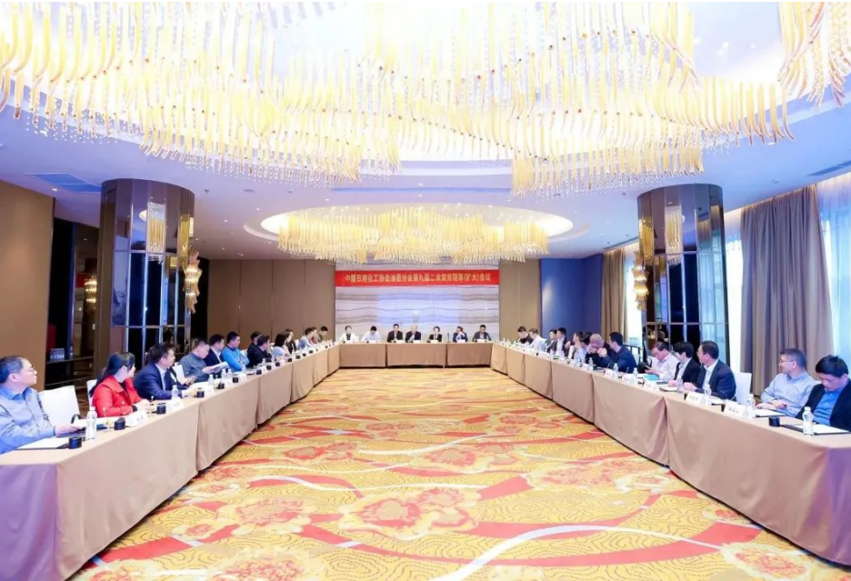 全國油墨標準化技術委員會秘書長陳愛軍介紹了標委會的工作情況。陳秘書長結合油墨行業現狀和發展趨勢介紹了行業標準化制修訂工作，及標準的復審和宣貫工作，并闡述了標委會的主要成績、存在的問題及標委會下一步的工作計劃。