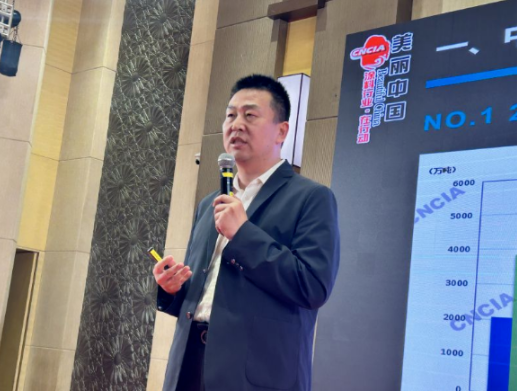 中國涂料工業協會秘書長劉杰作為論壇嘉賓之一，提出了中國涂料行業的趨勢及寧波涂料產業發展建議。他認為，未來涂料行業將由發展大范圍增量的時代轉變為穩中求進。他預測，未來5-10年，低VOCs含量的涂料以及溶劑型高固體分涂料將是發展的趨勢。同時，他建議寧波涂料企業積極順應行業發展趨勢，以綠色、專業、精細、高效實現穩中求進發展之路。