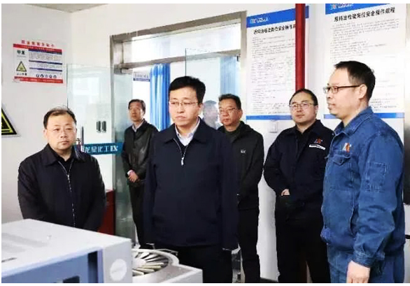 段堯剛、柴哲一行先后參觀了龍星化工股份有限公司發(fā)展規(guī)劃展廳、中央控制中心、實(shí)驗(yàn)中心、炭黑及白炭黑生產(chǎn)線、中豪熙湖——龍星公園等地，并召開(kāi)座談會(huì)。座談會(huì)上，龍星化工股份有限公司相關(guān)負(fù)責(zé)人介紹了企業(yè)概況及山西龍星碳基新材料循環(huán)經(jīng)濟(jì)產(chǎn)業(yè)項(xiàng)目進(jìn)展情況，與會(huì)人員就加快項(xiàng)目建設(shè)進(jìn)度進(jìn)行了發(fā)言。