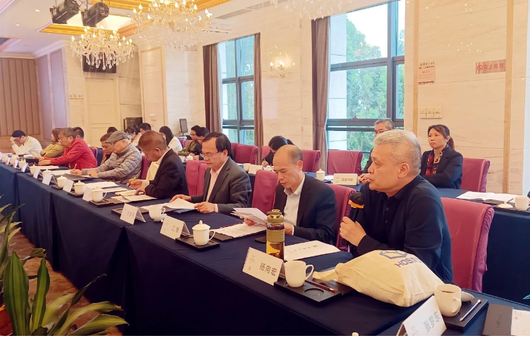 與會理事們就如何為會員企業(yè)賦能、增強會員凝聚力、辦好商會等議題提出了許多一針見血的意見，形成了多個優(yōu)質(zhì)的實施方案，就商會建設(shè)方面達成共識。