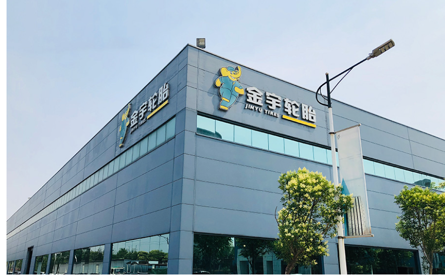 “國家級綠色工廠”創(chuàng)建活動是國家工信部針對符合“綠色發(fā)展”企業(yè)給出的權(quán)威認(rèn)定。近年來，公司積極推動綠色制造體系建設(shè)，堅(jiān)持生產(chǎn)潔凈化、制造綠色化、廠區(qū)園林化、體系完善化，在實(shí)踐中構(gòu)建綠色發(fā)展模式。公司將科學(xué)減碳理念貫徹輪胎產(chǎn)品的全生命周期，并將創(chuàng)新理念、智能生產(chǎn)、協(xié)同發(fā)展、綠色環(huán)保等要素相融合，優(yōu)化生產(chǎn)工藝和設(shè)備，加速綠色轉(zhuǎn)型升級。