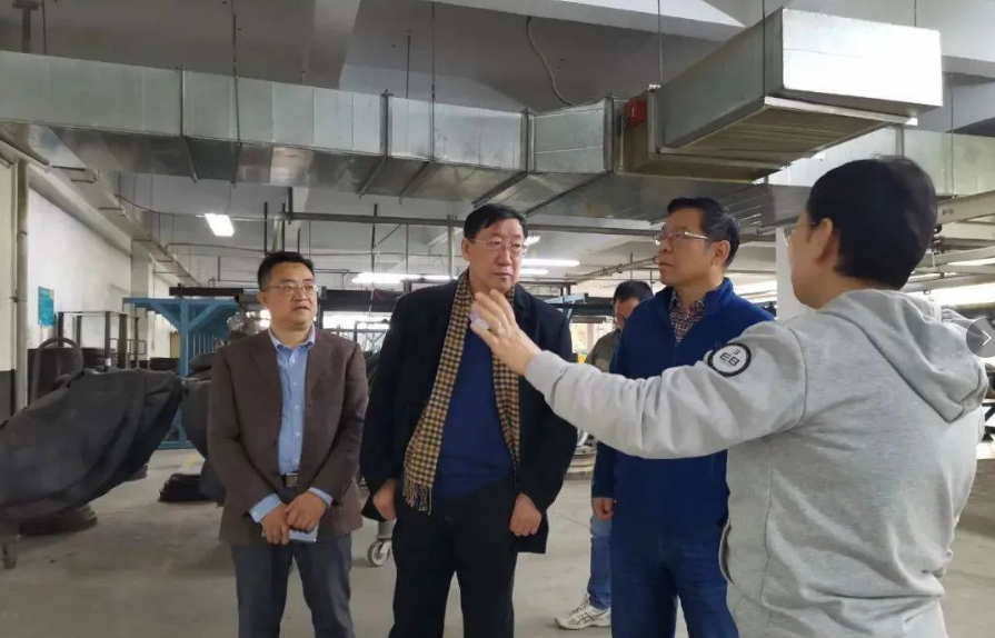 在二樓大廳，大家共同觀看了輪胎翻新宣傳片以及智能管理系統視頻資料。張秀麗詳細為李會長一行介紹了智能管理系統的目的以及各項功能等。接著，大家共同參觀了鄭州萬通輪胎文化園，并參觀了翻新研發室。張秀麗詳細講解了輪胎的價值，稱一條輪胎完磨后只能發揮出30%的價值，其余70%的價值在于胎體。萬通采用普利司通的多次翻新工藝，翻新胎的胎面膠使用里程可達25到30萬公里，同樣具有普利司通新胎的性能。張秀麗表示，翻新和智能管理系統項目符合當代的創新趨勢，是發展循環經濟綠色經濟，可有效降低車輛事故，實現數字化轉型。