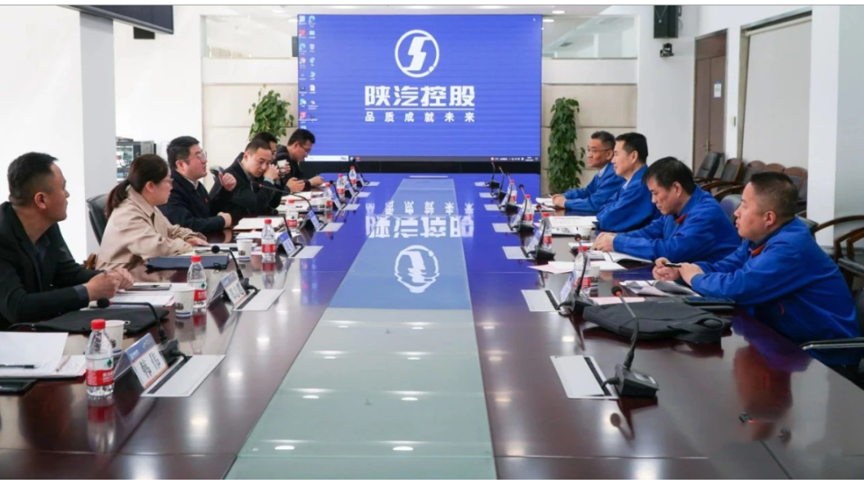 延長橡膠公司總經(jīng)理張航偉一行到陜西汽車控股集團(tuán)有限公司參觀交流。雙方就全面深化戰(zhàn)略合作事宜進(jìn)行了座談。