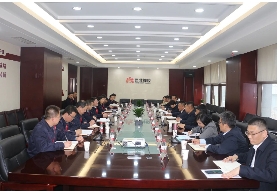 延長(zhǎng)石油物資集團(tuán)公司執(zhí)行董事、總經(jīng)理李曉恒一行到訪西橡公司，就物資采供和營(yíng)銷貿(mào)易等業(yè)務(wù)進(jìn)行交流座談。座談會(huì)上，公司采購(gòu)、銷售、財(cái)務(wù)等相關(guān)部門負(fù)責(zé)人同物資集團(tuán)相關(guān)負(fù)責(zé)人圍繞內(nèi)部互供、物資管理及營(yíng)銷貿(mào)易等工作進(jìn)行了深入探討和交流答疑。