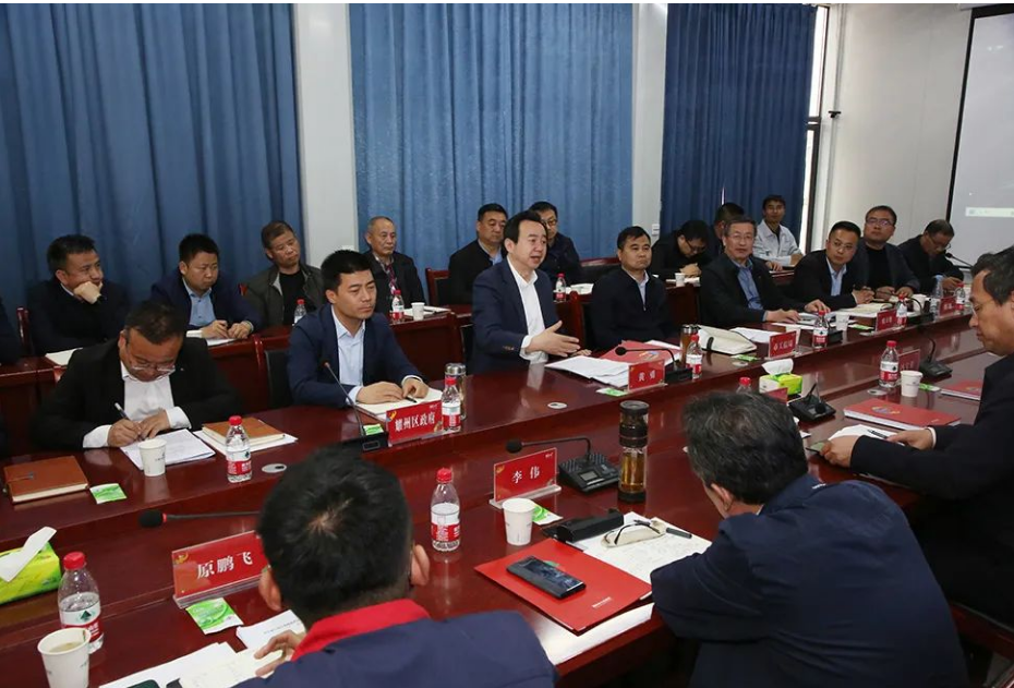 陜西省銅川市市委常委、常務副市長黃勇，與山東玲瓏輪胎股份有限公司董事長、總裁王鋒，進行了座談交流。雙方深入交流了玲瓏重點項目推進有關工作。