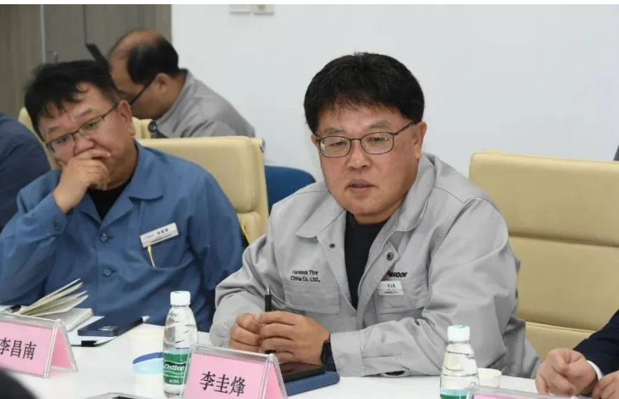 座談會上，李圭烽向盛榮生一行介紹了韓泰輪胎江蘇工廠的發展沿革、產品規格、產能概況、產品認證、產線管理技術等方面內容。