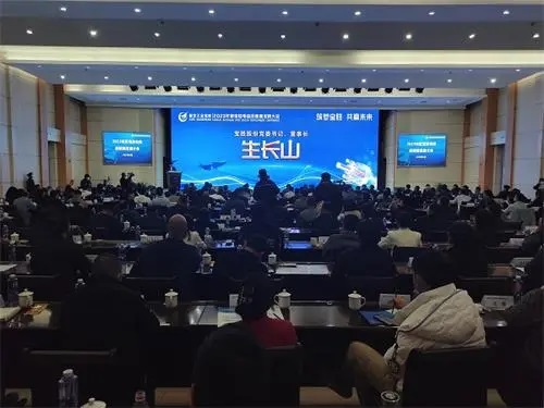 邵文林表示，當前，寶勝正大力推進“8+8”立體式營銷體系建設，將產品經銷作為企業營銷模式的重要組成部分，持續完善渠道銷售網絡建設。未來，寶勝股份將多措并舉服務好新老經銷商朋友，進一步優化經銷政策，構建數智化供應鏈系統，提供更多優質產品和服務。