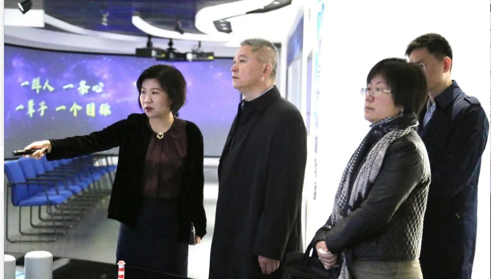 青島市民營經濟發展局黨組書記楊超一行到訪國橡中心。袁仲雪對市民營經濟發展局在服務、助力國橡中心產業鏈企業上發揮的巨大作用表示感謝。