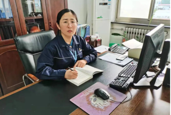 萬達集團·耐斯特炭黑有限公司劉明燕在第十二屆黃河口首席技師評選中榮獲榮譽稱號。經過多輪角逐，劉明燕在眾多參賽者中脫穎而出。
