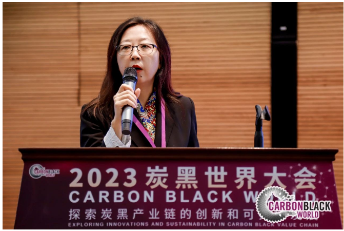 青島德固特節能裝備股份有限公司設計部副部長朱紫龍作了題為《模塊化炭黑尾氣余熱回收系統的升級應用》的報告，介紹了該系統的優勢，除可以高效回收尾氣中的熱量，產生高溫過熱蒸汽用于工業生產及發電外，還可以有效控制氧含量、NOx及SOx的含量。