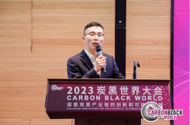 國家橡膠與輪胎工程技術研究中心怡維怡橡膠研究院副院長賈維杰作了題為《一種表征白炭黑和聚合物相互作用的方法》的報告，報告介紹了一種新的評價硫化膠中白炭黑和聚合物的相互作用，或者說硅烷偶聯劑的反應效率的方法。
