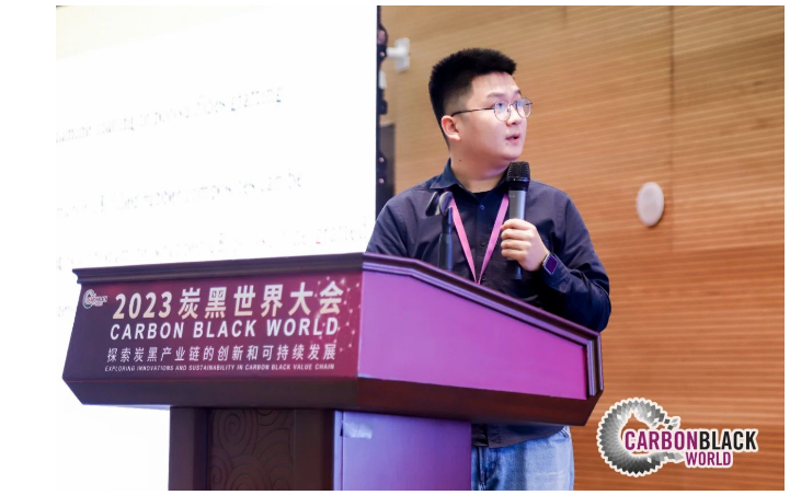 華南理工大學材料科學與工程學院郭寶春教授團隊汪冬博士，受院長郭寶春委托，作了題為《橡膠/炭黑納米復合材料的界面調控與性能研究》的報告，報告介紹了通過界面調控改善炭黑在橡膠基體分散，提高界面相互作用的各種新方法和相關的機理，旨在制備出高性能兼具低滯后的橡膠/炭黑復合材料。
