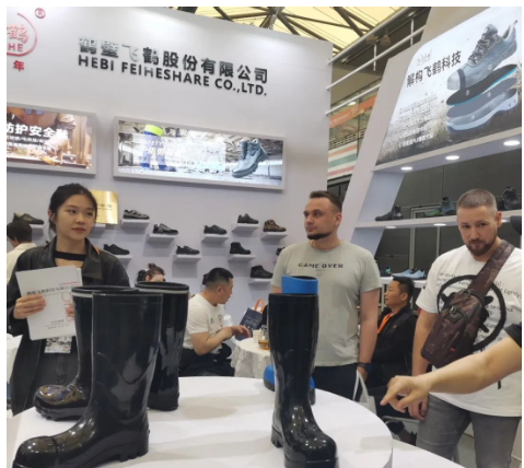 鶴壁飛鶴公司展現實力，多款新品吸引勞保會客戶關注！
