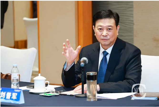 劉普軍會(huì)長(zhǎng)主持會(huì)議并講話。劉普軍會(huì)長(zhǎng)在講話中首先代表中國(guó)涂料工業(yè)協(xié)會(huì)和大會(huì)組委會(huì)，對(duì)各位政府領(lǐng)導(dǎo)和企業(yè)家們的到來表示熱烈歡迎。并表示本次大會(huì)是中國(guó)涂料工業(yè)協(xié)會(huì)新一屆領(lǐng)導(dǎo)集體當(dāng)選后的第一次國(guó)際性大會(huì)，意義重大。劉普軍會(huì)長(zhǎng)表示，新一屆領(lǐng)導(dǎo)集體將堅(jiān)持正確的政治方向，引領(lǐng)中國(guó)涂料行業(yè)，時(shí)刻聚焦涂料屆的時(shí)與勢(shì)、危與機(jī)，帶領(lǐng)涂料行業(yè)沿著正確的政治方向前進(jìn)。