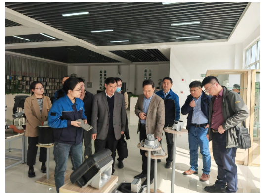 山東科技大學(xué)交通學(xué)院院長(zhǎng)莘嵩一行來(lái)到山東美晨工業(yè)集團(tuán)有限公司進(jìn)行參觀調(diào)研。本次交流中，雙方就開(kāi)展校企合作、培養(yǎng)高端人才、共建校企研究平臺(tái)、推進(jìn)“產(chǎn)學(xué)研”深度融合等進(jìn)行深入探討交流。