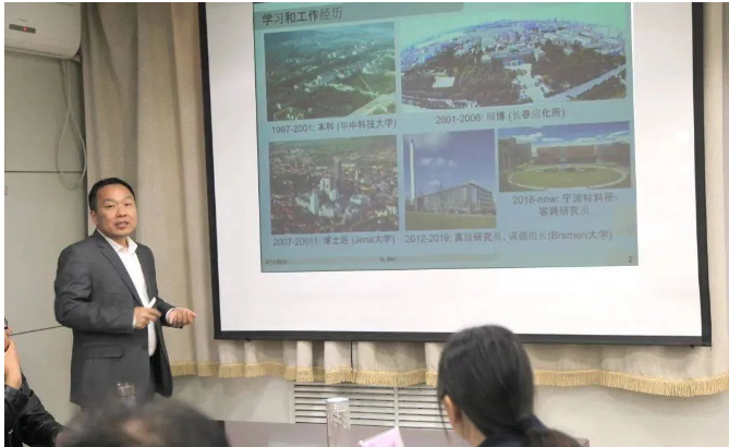 魏剛高級研究員是德國不來梅大學課題組長，歐盟研究委員會、德國科學基金、卡塔爾大學內部科學基金、以色列科學基金、波蘭國家科學基金、德國洪堡基金會以及法國斯特拉斯堡大學萊恩基金會評審人，入選德國洪堡學者、卡爾蔡司學者，2022年入選材料科學領域全球前2%頂尖科學家。擔任SCI雜志Journal of Nanobiotechnology副主編，以及多個SCI雜志編輯和編委。主持德國科學基金、卡爾-蔡司基金等多個項目。