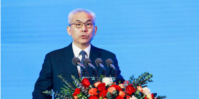 最后，中國涂料工業(yè)協(xié)會會長劉普軍希望以此次大會為新的契機，凝聚全行業(yè)力量，形成共識，攜手共進(jìn)，加快實施全行業(yè)創(chuàng)新驅(qū)動發(fā)展戰(zhàn)略，推動中國式現(xiàn)代化在涂料行業(yè)全面發(fā)展，為中華民族的偉大復(fù)興，共同譜寫新時代中國涂料行業(yè)更加燦爛輝煌美好的明天。