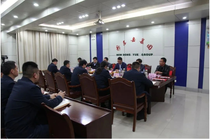 在隨后舉行的座談會(huì)上，集團(tuán)黨委書記、董事長李勇熱情會(huì)見了來訪的青島大學(xué)專家學(xué)者，并與谷正教授、李群教授等人進(jìn)行了親切交談。同時(shí)，殷峰就公司發(fā)展歷程、產(chǎn)品制造與銷售、獲得榮譽(yù)以及項(xiàng)目開展情況，軒召民就公司技術(shù)中心、技術(shù)研發(fā)與產(chǎn)品開發(fā)等情況分別向青島大學(xué)專家學(xué)者做了詳細(xì)介紹。