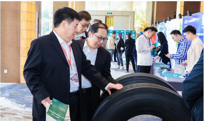 大會(huì)論壇期間，還舉行2022-2023 年度城市物流發(fā)展創(chuàng)新成果、創(chuàng)新產(chǎn)品以及優(yōu)秀案例發(fā)布，邀請(qǐng)國內(nèi)行業(yè)內(nèi)媒體、專家就創(chuàng)新成果和優(yōu)秀產(chǎn)品案例等內(nèi)容舉行發(fā)布活動(dòng)。貴州輪胎憑借過硬的產(chǎn)品品質(zhì)、專家組調(diào)研以及用戶反饋，榮獲該殊榮。