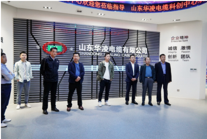 在山東華凌電纜有限公司，交流團一行人首先參觀了電纜展廳。華凌電纜副董事長王兆波為大家介紹了華凌電纜的發展歷程、人才培育、產品研發及企業榮譽等情況。