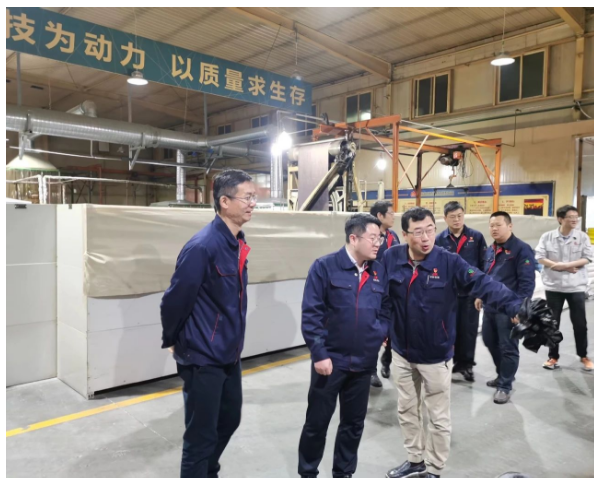 為了精確分析和解決膠管分公司在生產經營中的瓶頸問題，推動企業發展，陜西延長石油物流集團有限公司總經理、黨委副書記張航偉一行于4月21日到該分公司調研生產經營、市場開發、安全環保等情況，公司副總經理魏穩戰陪同。
