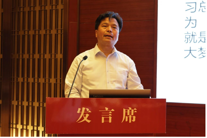 北京化工大學楊衛民教授的報告是“輪胎設計與制造工藝裝備創新發展”，介紹了他從北京化工大學畢業后從事的橡膠機械開發、塑料機械開發，以及目前為輪胎制造裝備提出的創新設計理念。