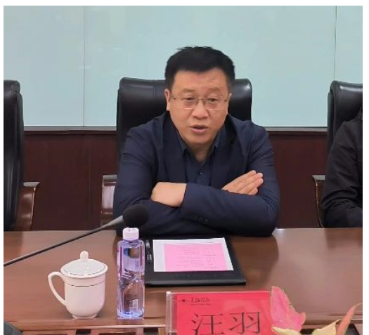 最后，汪羽指出，要嚴(yán)格按照黑貓集團(tuán)和黑貓股份要求，安排好生產(chǎn)經(jīng)營工作，同時(shí)樹立成本觀念，積極調(diào)整經(jīng)營結(jié)構(gòu)，通過降低成本消耗，創(chuàng)造更大經(jīng)營效益。并強(qiáng)調(diào)，要強(qiáng)化新時(shí)期干部隊(duì)伍建設(shè)，注重對(duì)基層一線員工的發(fā)掘培養(yǎng)任用，提高對(duì)基層一線優(yōu)秀員工的關(guān)注度，為更多優(yōu)秀員工搭建好人盡其才的廣闊舞臺(tái)，為黑貓集團(tuán)和股份公司新型多元、轉(zhuǎn)型升級(jí)發(fā)展儲(chǔ)備智慧和力量。