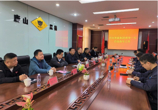 后，在座談會(huì)上，魏明表示，要在鞏固現(xiàn)有成績基礎(chǔ)上持續(xù)提升現(xiàn)場管理，積極與炭黑事業(yè)部及對(duì)口部門加強(qiáng)溝通對(duì)接，準(zhǔn)確把握市場需求及經(jīng)營決策，實(shí)現(xiàn)產(chǎn)銷平衡，加快完成現(xiàn)階段煤氣對(duì)接，徹底解決燃料問題，快速實(shí)現(xiàn)盈利。同時(shí)各車間要會(huì)算賬、算好賬，創(chuàng)造價(jià)值、干出效益。