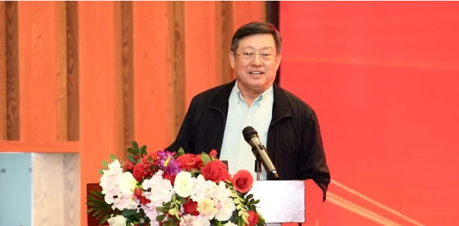 王曉方在發言中表示，每次來到國橡中心，都會被這里蓬勃向上的精神所鼓舞。中心自成立以來，通過不斷創新探索，推動世界橡膠行業持續向前。此次中心第四次工作會議，從基礎研究、人才培養到制度管理，都做了全方位的部署，對于指導下一步工作開展具有重要意義。他希望接受聘書的同事要勇于承擔責任，發揮和繼承中心傳統的奮斗精神。同時，希望大家要有團隊精神，相互配合、相互加持。今天中心取得的成就，就是大家共同努力的成果。