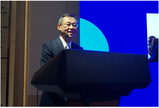 天津中和膠業(yè)股份有限公司董事長馮運表示，當前，全球疫情影響減弱，國內(nèi)經(jīng)濟復蘇，但接踵而至的國際貿(mào)易保護主義抬頭、國內(nèi)經(jīng)濟復蘇乏力、原材料價格上下波動等，都給橡膠制品行業(yè)帶來了很大挑戰(zhàn)，可以說不確定性是這個時期唯一的確定性。在這個充滿不確定的時期，混煉膠產(chǎn)業(yè)面臨更多問題，同時也有著更多的機遇，更有責任為整個行業(yè)的轉型升級作出應有的貢獻。馮運建議企業(yè)通過協(xié)會搭建的平臺，發(fā)揮各自的優(yōu)勢，攜手上下游行業(yè)，立足當前，面向未來，深度探討產(chǎn)業(yè)鏈的創(chuàng)新發(fā)展之路，為行業(yè)發(fā)展注入新的活力，共同推動行業(yè)的高質(zhì)量發(fā)展。
