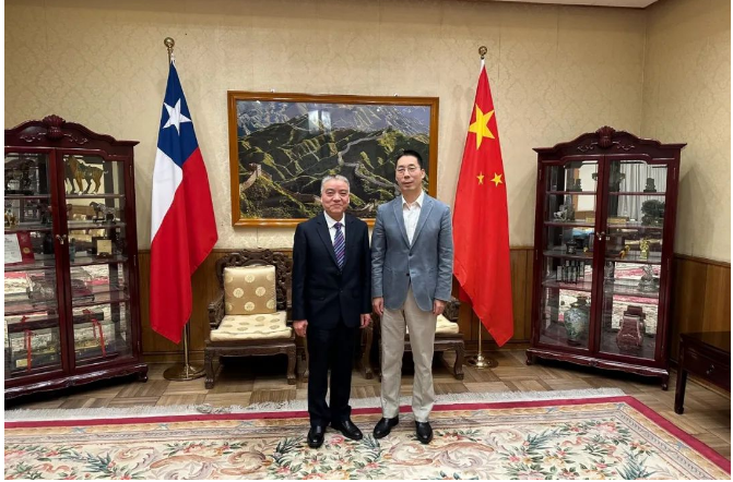 寶通科技董事長包志方一行正在南美進(jìn)行考察訪問。4月26日，他們在智利中國大使館受到了牛清報大使的接見，并就一系列共同關(guān)心的問題交換了意見。