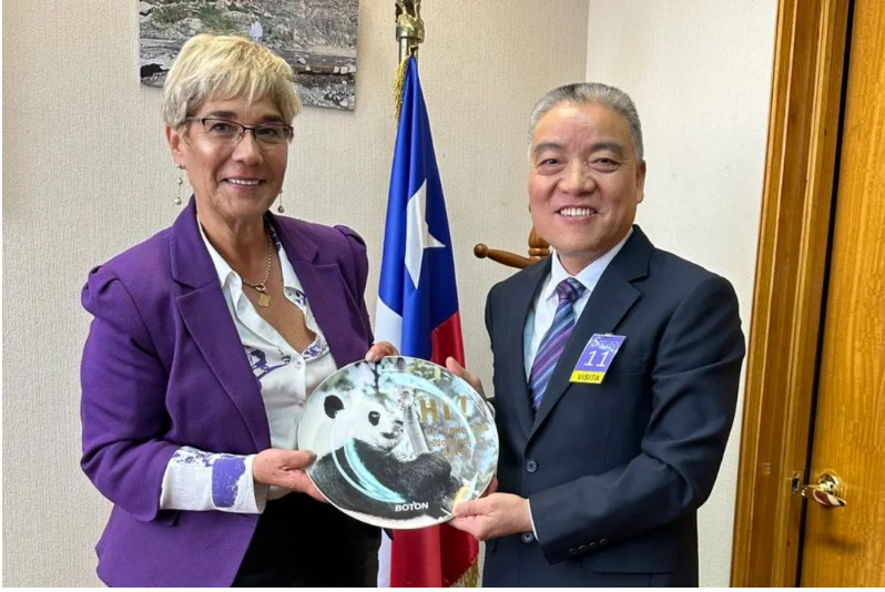 4月24日，包總一行還前往智利國會大廈所在地Valparaiso，拜會智利參議院副主席露斯·斯彭博格女士。包董事長向斯彭博格議長介紹了寶通計(jì)劃在智利圍繞智能化技術(shù)與產(chǎn)品，以及資源循環(huán)與環(huán)境保護(hù)等重點(diǎn)項(xiàng)目進(jìn)行投資布局。議長對此計(jì)劃表示大力贊賞，并承諾將全面支持和協(xié)助。
