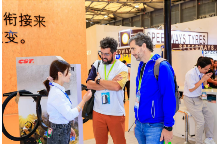 作為展會上備受關注的企業之一，正新輪胎吸引了眾多采購商的關注。據炭黑產業網了解，各國核心客戶對正新輪胎的新產品表示了極大的興趣，紛紛駐足觀看，洽談合作。此外，正新輪胎還展出了行銷全世界100多個國家的自行車輪胎主力產品，包括E-BIKE、SMALL WHEEL、ROAD/GRAVEL、MTB、CITY、SAKURA、TUBES、BROWNS FAMILY、DK40等多樣化系列產品。