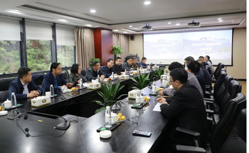中青班調研組領導一行特別關注了建新的海外布局及未來規劃，并對企業自主技術研發，不斷提升科技創新水平的特色做法表示充分肯定。同時，中青班調研組也對企業目前在國際化發展方面遇到的困難表示關切，并希望能與企業進一步深入交流探討，共同搶抓發展機遇，實現高質量“走出去”。