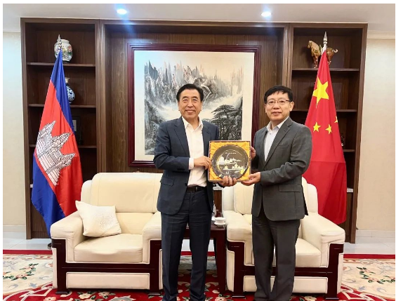 據了解，這次訪問也為國橡中心的國際化進程注入了新的動力。國橡中心將在柬埔寨打造天然膠生產基地，利用先進技術和產業鏈協同優勢，提高橡膠生產效率和質量，為全球客戶提供更加優質的橡膠產品。同時，國橡中心的投資也將促進柬埔寨本土橡膠企業的發展，提高當地的產業水平和競爭力。