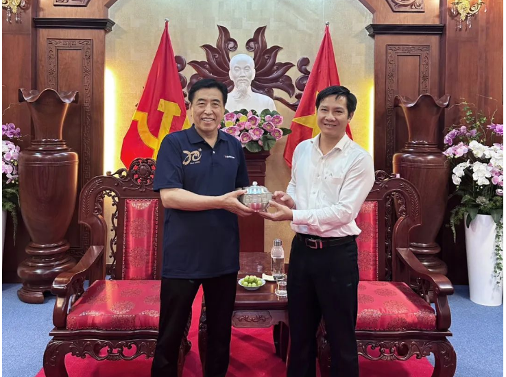 越南生產(chǎn)基地作為世界最大的單體橡膠輪胎工廠之一，生產(chǎn)的輪胎種類(lèi)多樣，產(chǎn)品質(zhì)量備受好評(píng)。數(shù)千越南員工在生產(chǎn)基地成長(zhǎng)為優(yōu)秀人才，在崗位上肩負(fù)起重要責(zé)任。據(jù)了解，未來(lái)，賽輪集團(tuán)將依托國(guó)橡中心產(chǎn)業(yè)鏈優(yōu)勢(shì)，加速新設(shè)備、新工藝等在越南生產(chǎn)基地的應(yīng)用，打造全球先進(jìn)輪胎生產(chǎn)基地新樣板。