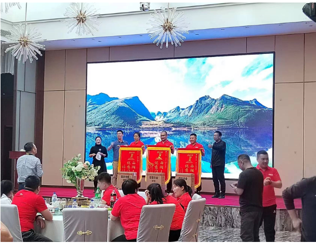 中策橡膠乘用車胎銷售部吉林區域經理肖強強介紹了渠道政策，并強調中策將提供各項保障。1號產品在各個方面的突破為全面的發展帶來了巨大的飛躍。除了產品方面的支持外，中策還將從多個維度幫助零售商提升競爭力，賦能萬千輪胎人。中策承諾通過渠道的全面支持，幫助門店實現快速進步與成長，使更多同行者能夠在頂峰相遇。