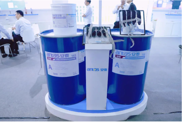 集泰股份的展位熱鬧非凡，吸引了中國(guó)建筑玻璃與工業(yè)玻璃協(xié)會(huì)領(lǐng)導(dǎo)以及來自武漢、河南、廣東、山東、四川、重慶等多省市的參觀團(tuán)隊(duì)的到訪。他們與集泰股份工程產(chǎn)品銷售部的領(lǐng)導(dǎo)進(jìn)行了深入交流和詳細(xì)參觀。