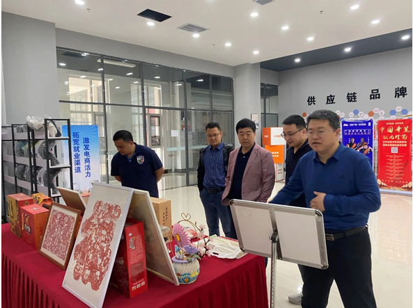 考察團(tuán)一行還參觀了學(xué)校創(chuàng)新創(chuàng)業(yè)中心的直播電商基地，對(duì)該基地的設(shè)施和實(shí)踐環(huán)境給予了高度評(píng)價(jià)。他們認(rèn)為該基地為學(xué)生提供了實(shí)踐和創(chuàng)新的平臺(tái)，有助于培養(yǎng)創(chuàng)業(yè)精神和實(shí)際操作能力。