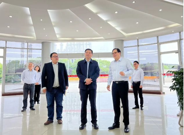 長江涂料公司熱烈歡迎了中國涂料工業協會會長劉普軍及其隨行領導的到訪。長江涂料總經理張衛中代表公司向劉會長一行展示了公司的發展歷程、經營理念以及在應對各種挑戰方面所采取的措施和方法。