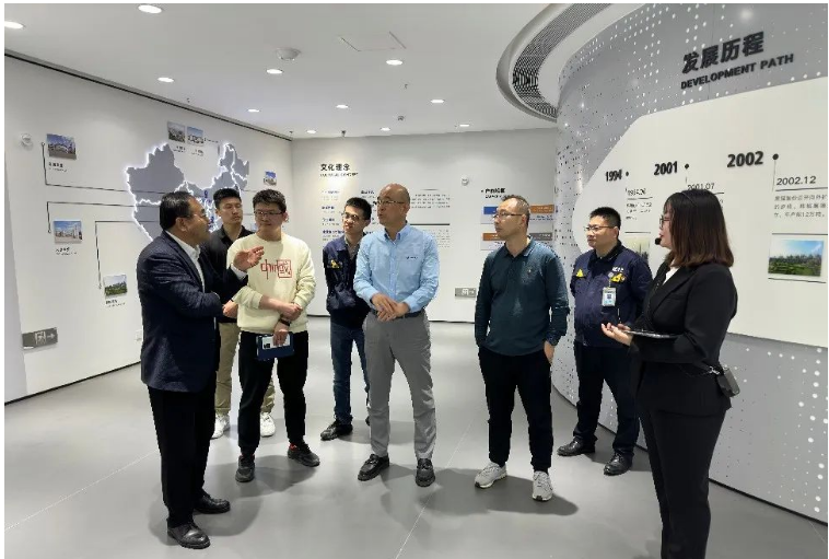 簽約儀式前，專家組先后參觀了青島黑貓研發中心、檢測中心和中試車間。青島黑貓公司黨支部書記、總經理王宏以及相關研發團隊向專家組介紹了公司的自主研發項目、與相關大學合作項目的進展情況，以及產品在輪胎中的應用特性。