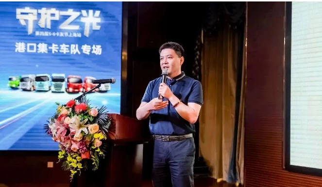 在活動(dòng)中，雙錢(qián)輪胎市場(chǎng)發(fā)展部的錢(qián)志強(qiáng)發(fā)表了致辭，分享了雙錢(qián)輪胎百年的發(fā)展歷程和品牌的文化理念。他強(qiáng)調(diào)，雙錢(qián)輪胎通過(guò)智能化工廠和數(shù)字化賦能生產(chǎn)工藝，不僅在國(guó)內(nèi)市場(chǎng)上取得了成功，還邁向了國(guó)際市場(chǎng)。憑借先進(jìn)的輪胎研發(fā)體系和前沿的新材料應(yīng)用，雙錢(qián)輪胎在商用車、乘用車、工程機(jī)械車輛等領(lǐng)域提供覆蓋全面的產(chǎn)品，滿足不同場(chǎng)景下的輪胎需求。