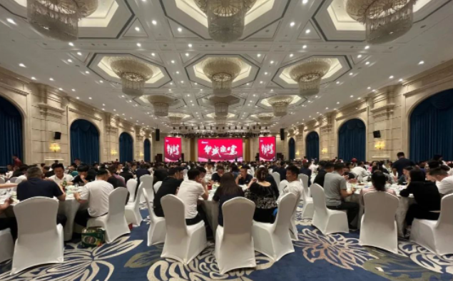 據了解，為了感謝代理商長期以來對公司的支持，展會期間華盛橡膠集團邀請各地代理商前來參觀，并組織了經銷商研討會和晚宴招待，以加強合作關系。