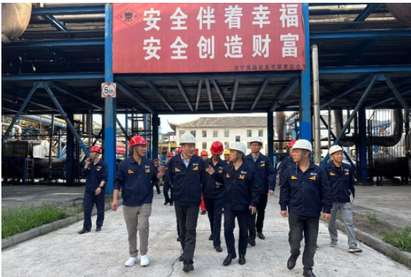 會議結束后，盛旺喜一行還實地考察了濟寧黑貓公司的黨建活動室、炭黑車間、儲運中心、動力車間和精制車間等地，詳細了解了生產管理、工藝控制和設備運行等情況。與此同時，他們還考察了時聯黑貓投資項目的運營情況，并就下一步的工作提出了具體要求。
